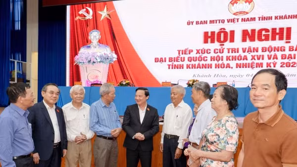 Đồng chí Nguyễn Khắc Định trao đổi với cử tri về các vấn đề cử tri quan tâm.