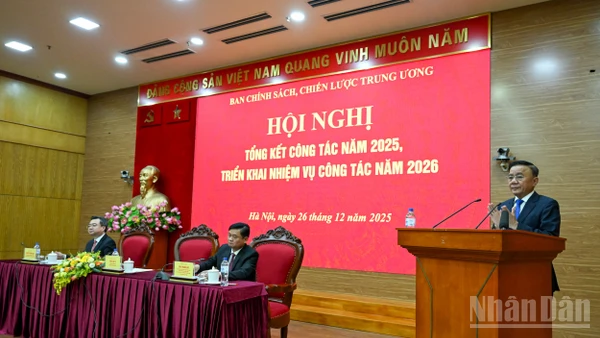 Thường trực Ban Bí thư Trần Cẩm Tú phát biểu chỉ đạo hội nghị. (Ảnh: DUY LINH) 