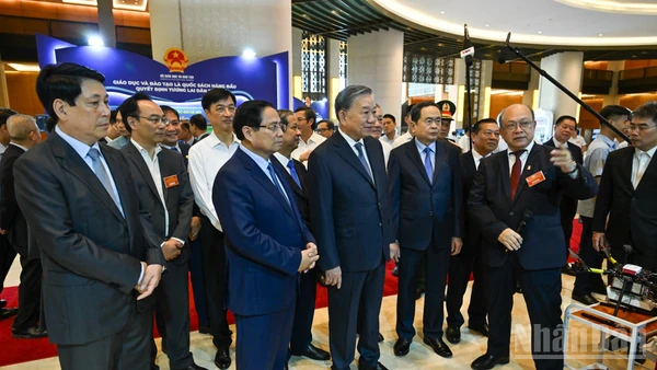 Tổng Bí thư Tô Lâm cùng các đồng chí lãnh đạo Đảng, Nhà nước và các đại biểu tham quan gian trưng bày thành tựu trong lĩnh vực giáo dục, y tế.