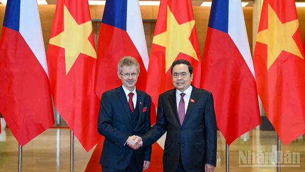 Chủ tịch Quốc hội Trần Thanh Mẫn và Chủ tịch Thượng viện Quốc hội Cộng hòa Séc Milos Vystrcil tại lễ đón. (Ảnh DUY LINH)