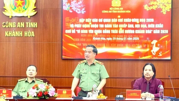 Thiếu tướng Nguyễn Hữu Phước, Giám đốc Công an tỉnh Khánh Hòa phát biểu tại buổi phát động cuộc thi sáng tác nhiếp ảnh, hội họa, điêu khắc với chủ đề “Vì bình yên cuộc sống trên quê hương Khánh Hòa” năm 2026.