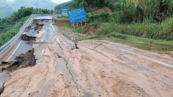 Đèo Khánh Lê xuất hiện điểm sạt lở, sụt lún mới với độ sâu khoảng 5m, gây chia cắt hoàn toàn đường đèo từ Km36+600 đến Km36+700.
