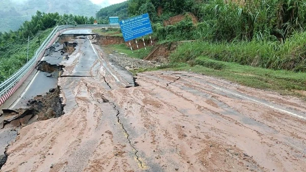 Đèo Khánh Lê xuất hiện điểm sạt lở, sụt lún mới với độ sâu khoảng 5m, gây chia cắt hoàn toàn đường đèo từ Km36+600 đến Km36+700.