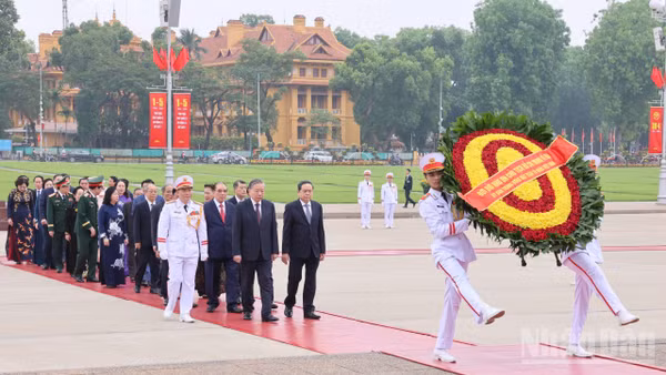 Đoàn đại biểu lãnh đạo, nguyên lãnh đạo Đảng, Nhà nước do Tổng Bí thư, Chủ tịch nước Tô Lâm dẫn đầu đến đặt vòng hoa và vào Lăng viếng Chủ tịch Hồ Chí Minh.