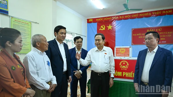 Chủ tịch Quốc hội, Chủ tịch Hội đồng Bầu cử Quốc gia Trần Thanh Mẫn kiểm tra công tác bầu cử tại khu vực bỏ phiếu xóm Phúc Long, xã Hưng Nguyên, tỉnh Nghệ An. (Ảnh: DUY LINH)