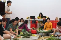 Sinh viên Việt Nam tại Thái Lan gói bánh chưng ngày sát Tết tại chùa Phổ Phước, Bangkok. (Ảnh: XUÂN SƠN)
