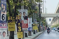 Các tấm biển, poster vận động bầu cử của các chính đảng tại Bangkok. (Ảnh: XUÂN SƠN)
