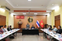 Đoàn Ủy ban Nhà nước về người Việt Nam ở nước ngoài gặp đại diện cộng đồng kiều bào tại Thái Lan. (Ảnh: XUÂN SƠN)