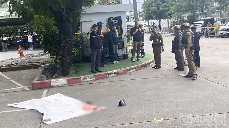 Nạn nhân xấu số chạy ra ngoài chợ nhưng vẫn bị bắn. (Ảnh: XUÂN SƠN)