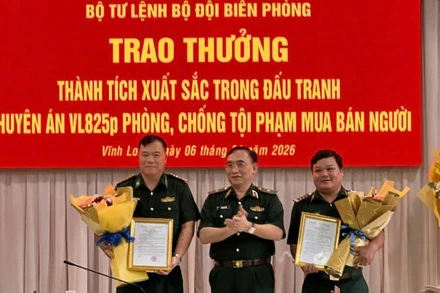 Thiếu tướng Đỗ Ngọc Cảnh trao thưởng cho tập thể có thành tích xuất sắc trong đấu tranh Chuyên án VL825p phòng, chống tội phạm mua bán người.