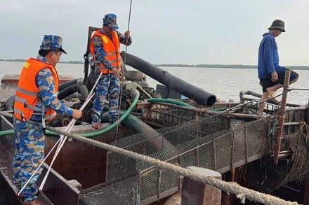 Lực lượng Bộ đội Biên phòng tỉnh Vĩnh Long bắt giữ 4 phương tiện vận chuyển cát trái phép.