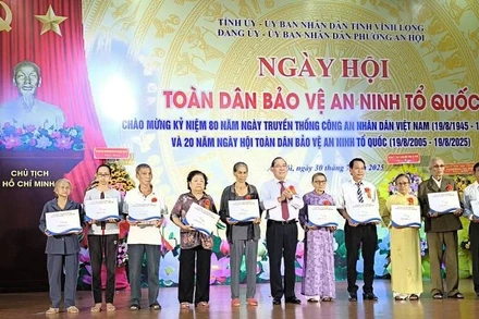 Trao quà cho gia đình chính sách, học sinh nghèo tại Ngày hội toàn dân bảo vệ an ninh Tổ quốc. (Ảnh: HOÀNG TRUNG)