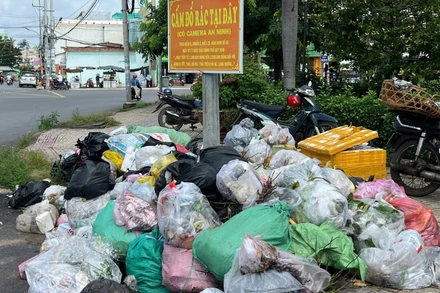 Rác tràn ra lề đường tại xã Ba Tri (tỉnh Vĩnh Long) do không được thu gom, vận chuyển về bãi rác. (Ảnh: HOÀNG TRUNG)