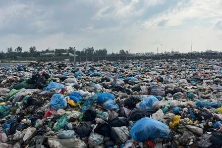 Bãi rác An Hiệp ô nhiễm khiến người dân bức xúc, chặn xe chở rác vào đổ. (Ảnh: HOÀNG TRUNG)