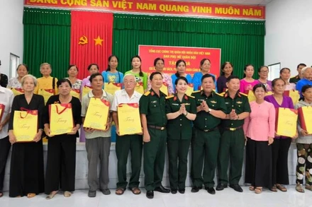 Đoàn công tác của Ban Phụ nữ Quân đội trao quà cho gia đình chính sách, phụ nữ có hoàn cảnh khó khăn tại tỉnh Vĩnh Long. (Ảnh: HOÀNG TRUNG)