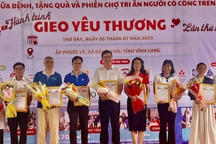 Ban tổ chức tặng thư cảm ơn, hoa cho các đơn vị tài trợ, đồng hành cùng chương trình. (Ảnh: HOÀNG TRUNG)