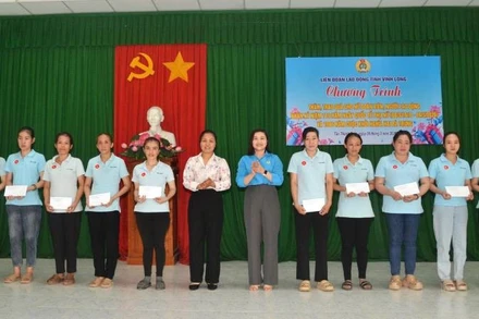 Liên đoàn Lao động tỉnh Vĩnh Long trao quà cho nữ đoàn viên, người lao động tại xã Tân Thành Bình.