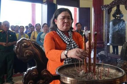 Đồng chí Hồ Thị Hoàng Yến, Ủy viên Ban Chấp hành Trung ương Đảng, Phó Bí thư Thường trực Tỉnh ủy Vĩnh Long cùng đoàn công tác dâng hương nhân kỷ niệm 106 năm ngày sinh nữ tướng Nguyễn Thị Định.