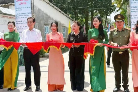 Đại biểu tham dự buổi lễ thực hiện nghi thức cắt băng khánh thành cầu Đình, xã Hưng Nhượng (tỉnh Vĩnh Long). 