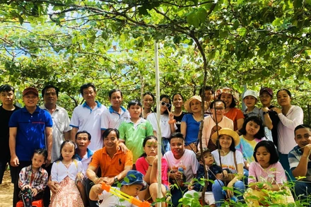 Khách du lịch đến tham quan vườn nho Bảy Thiết (xã Thạnh Hải, tỉnh Vĩnh Long).