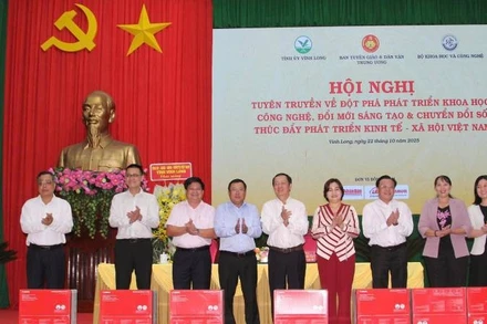 Đồng chí Huỳnh Thành Đạt và nhà báo Lê Nam Tư trao tặng 10 máy in Canon cho Ban Tuyên giáo và Dân vận các tỉnh, thành phố tham dự Hội nghị.