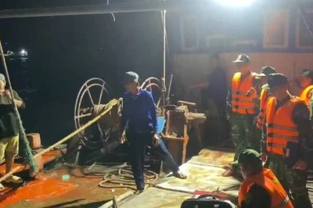 Lực lượng bộ đội biên phòng phát hiện hai tàu đánh cá sai quy định.