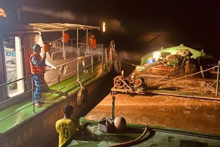 Lực lượng Bộ đội Biên phòng tỉnh Vĩnh Long phát hiện phương tiện đường thủy khai thác cát lòng sông trái phép.