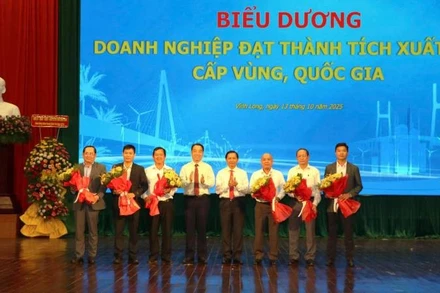 Đại diện các doanh nghiệp được biểu dương trong buổi họp mặt. (Ảnh: HOÀNG TRUNG)