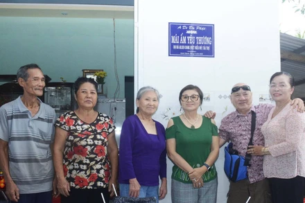 Đồng chí Nguyễn Thị Đẹp (bên phải) cùng nhà hảo tâm bàn giao nhà mái ấm tình thương cho người dân tại địa phương.