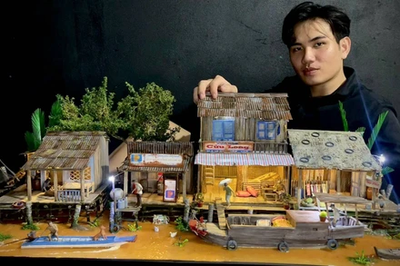 Khánh bên mô hình khung cảnh làng quê sông nước độc đáo của mình.