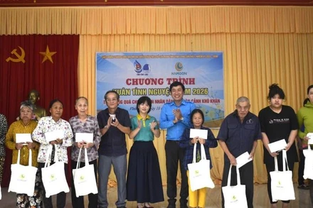 Trao quà cho các hộ dân có hoàn cảnh khó khăn tại xã Quới Điền.