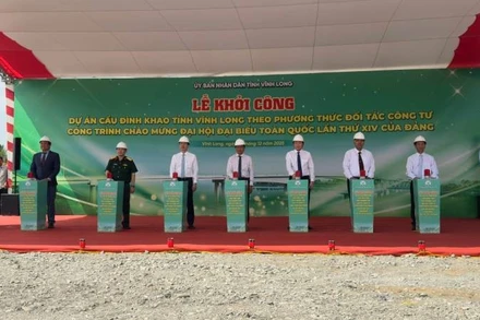 Đại biểu thực hiện nghi thức khởi công công trình đầu tư xây dựng cầu Đình Khao. (Ảnh: BÁ DŨNG)