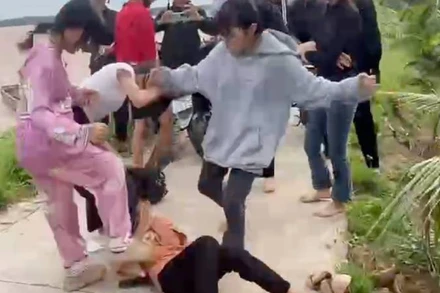 Nữ sinh bị đánh hội đồng lan truyền trên mạng xã hội. (Ảnh: cắt từ clip)