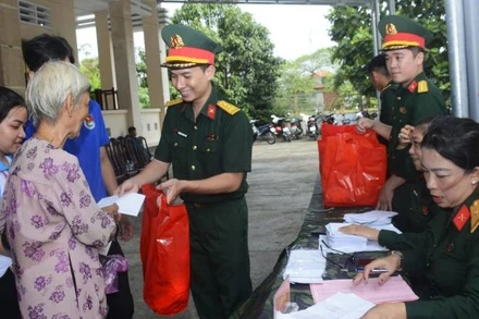 Đoàn công tác đã tổ chức khám bệnh, phát thuốc miễn phí cho người dân xã Phước Mỹ Trung (tỉnh Vĩnh Long).