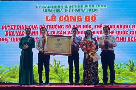 Trao quyết định công nhận "Nghệ thuật trình diễn dân gian Nói thơ Vân Tiên tỉnh Bến Tre" là Di sản văn hóa phi vật thể cấp quốc gia. (Ảnh: HOÀNG TRUNG)