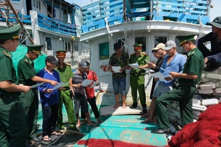 Công an xã Tân Thủy phối hợp Đồn Biên phòng Hàm Luông tuyên truyền ngư dân chống khai thác bất hợp pháp, không báo cáo, không theo quy định. 
