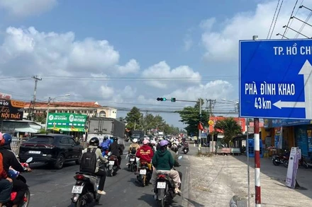 Rất đông phương tiện đổ về Thành phố Hồ Chí Minh sau kỳ nghỉ Tết.