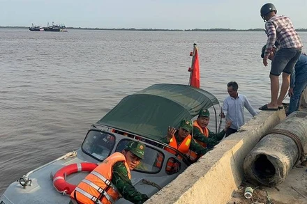 Đồn Biên phòng Cửa khẩu cảng Giao Long kịp thời ứng cứu ngư dân gặp nạn trên biển.