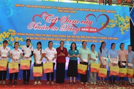 Lãnh đạo tham dự Chương trình tặng quà cho công nhân lao động.