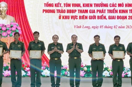 Lãnh đạo Bộ đội Biên phòng tỉnh Vĩnh Long trao giấy khen cho các tập thể, cá nhân có thành tích xuất sắc.