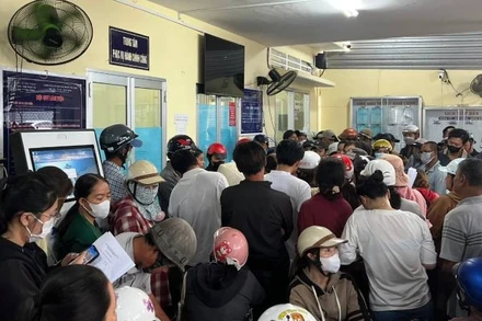 Người dân tập trung đến Ủy ban nhân dân xã Vĩnh Thành xin giấy xác nhận nguồn gốc hoa, cây cảnh.