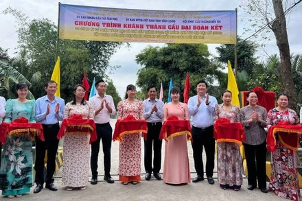 Đại biểu tham dự buổi Lễ thực hiện nghi thức cắt băng khánh thành cầu Đại đoàn kết tại ấp Hàm Luông (xã Tân Phú, tỉnh Vĩnh Long).