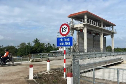 Người dân xã Chợ Lách, tỉnh Vĩnh Long mong muốn cống Định Bình nhanh chóng vận hành, đưa vào sử dụng. (Ảnh: HOÀNG TRUNG)