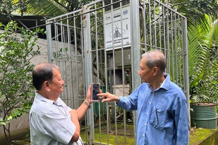 Quản lý sâu bệnh qua thiết bị thông minh kết nối điện thoại tại hợp tác xã bưởi da xanh Giồng Trôm.