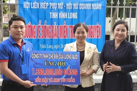 Công ty Trách nhiệm hữu hạn Chế biến dừa Lương Quới ủng hộ tiền mặt và nhu yếu phẩm trị giá hơn 1,5 tỷ đồng giúp đồng bào bị thiệt hại do mưa lũ. (Ảnh: HOÀNG TRUNG)