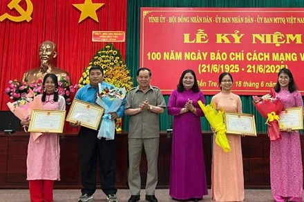 Lãnh đạo tỉnh Bến Tre trao giải Nhất Giải báo chí Sương Nguyệt Anh năm 2025. (Ảnh: HOÀNG TRUNG)