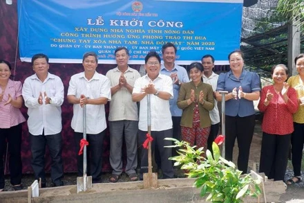 Đại biểu tham dự lễ thực hiện nghi thức khởi công xây dựng nhà cho nông dân Nguyễn Thái Khiển. (Ảnh: HOÀNG TRUNG)