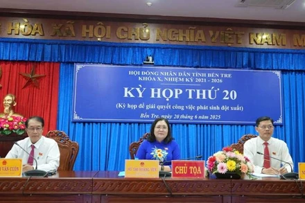 Đại biểu chủ trì tại Kỳ họp Hội đồng nhân dân tỉnh Bến Tre. (Ảnh: HOÀNG TRUNG)