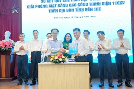 Tỉnh Bến Tre và Tổng Công ty Điện lực miền Nam ký kết kế hoạch phối hợp công tác giải phóng mặt bằng các công trình điện 110kV. (Ảnh: HOÀNG TRUNG)