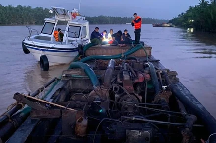 Phương tiện khai thác cát trái phép bị cơ quan Công an tạm giữ. (Ảnh: HOÀNG TRUNG)